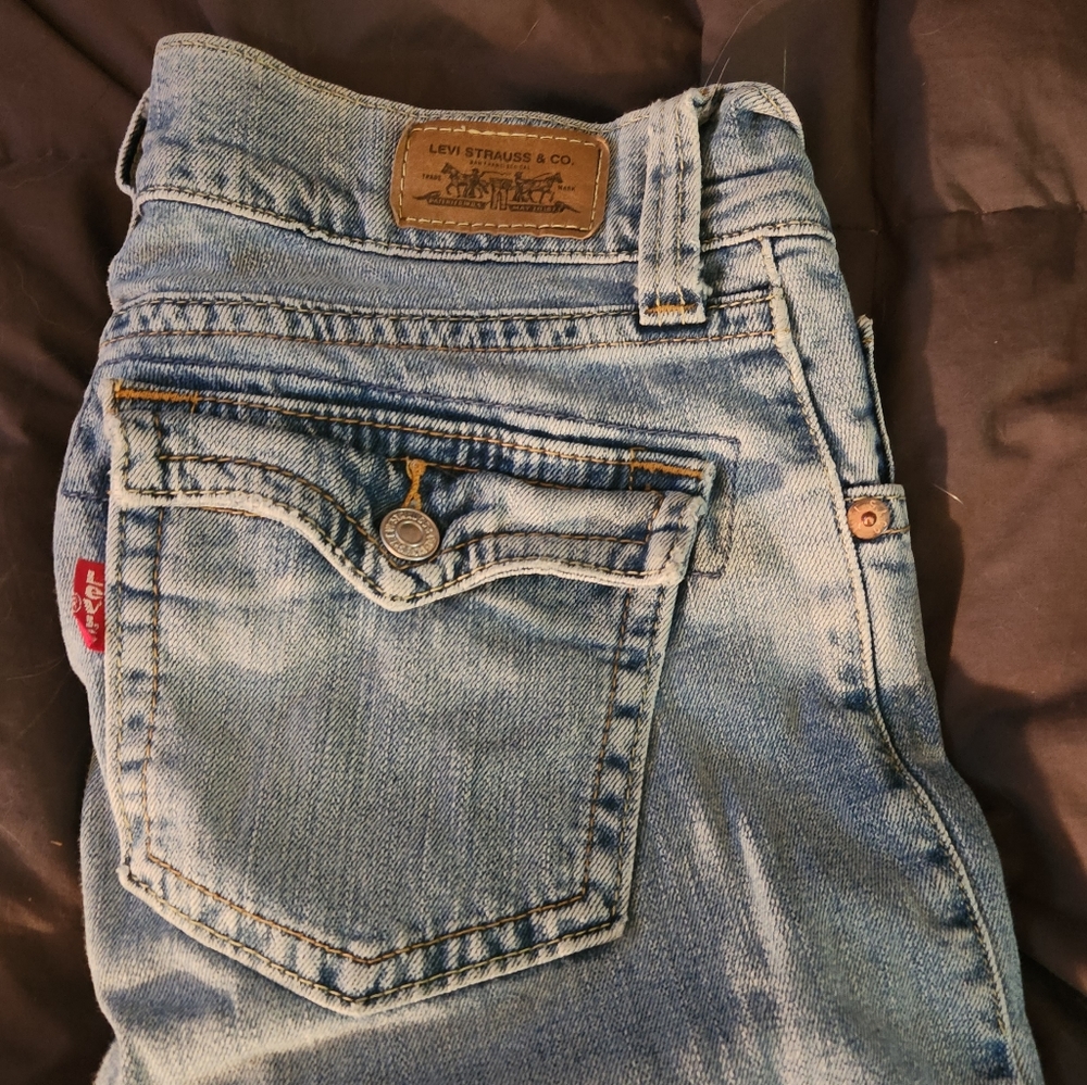 Light wash slouch flare levi jeans. Size 5M Jr.  I'm a size 4 for reference.